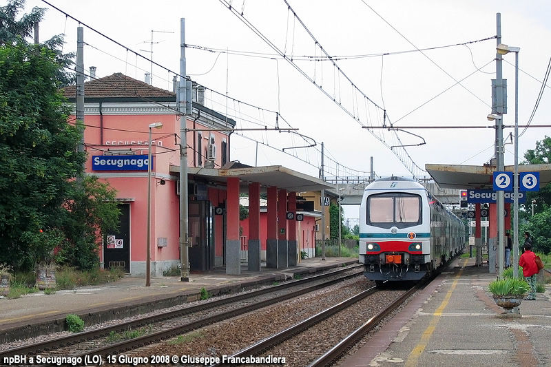Treno Regionale Trenitalia con Carrozza Pilota Vivalto npBH Foto Giuseppe Francabandiera