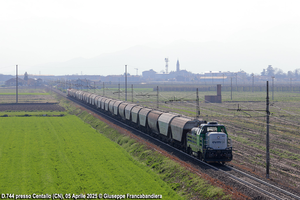 Treno Merci EVM Rail con Locomotiva Diesel D744 Foto Giuseppe Francabandiera