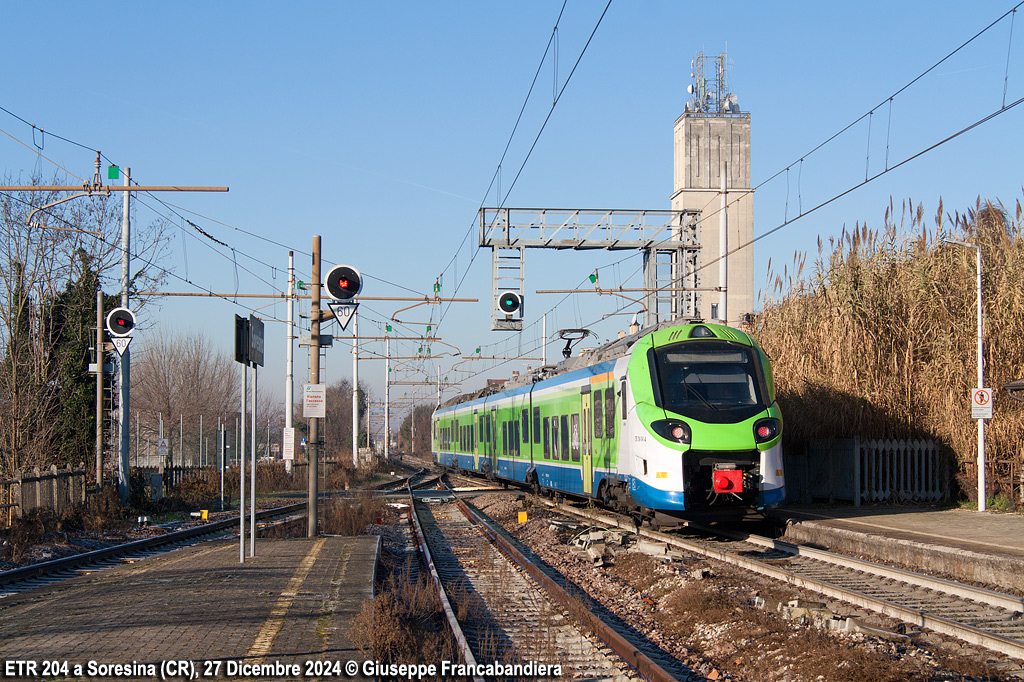 Treno Regionale Trenord con Elettrotreno ETR 204 Foto Giuseppe Francabandiera