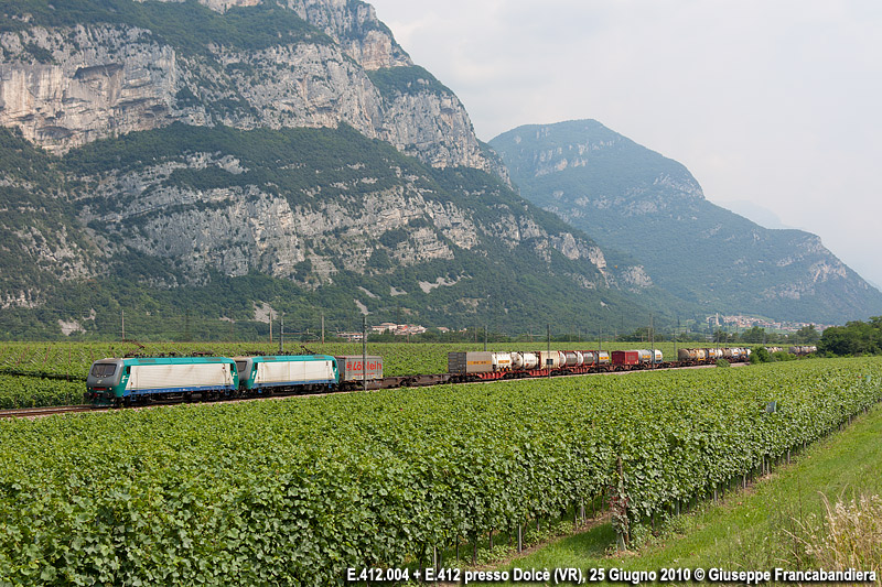 Treno Merci Trenitalia con Locomotiva Elettrica E.412.004 Doppia Trazione Asimmetrica Foto Giuseppe Francabandiera
