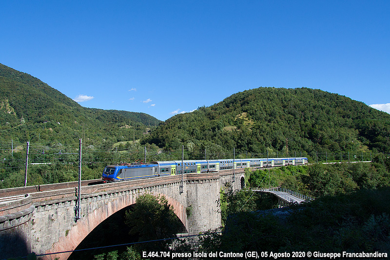 Treno Regionale Trenitalia con Locomotiva Elettrica E.464.704 e Carrozze Vivalto Foto Giuseppe Francabandiera