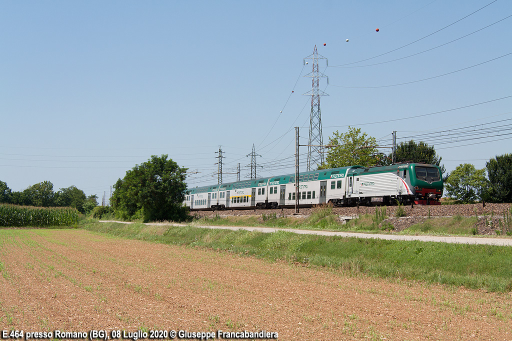 Treno Regionale Trenord con Locomotiva Elettrica E.464 Foto Giuseppe Francabandiera