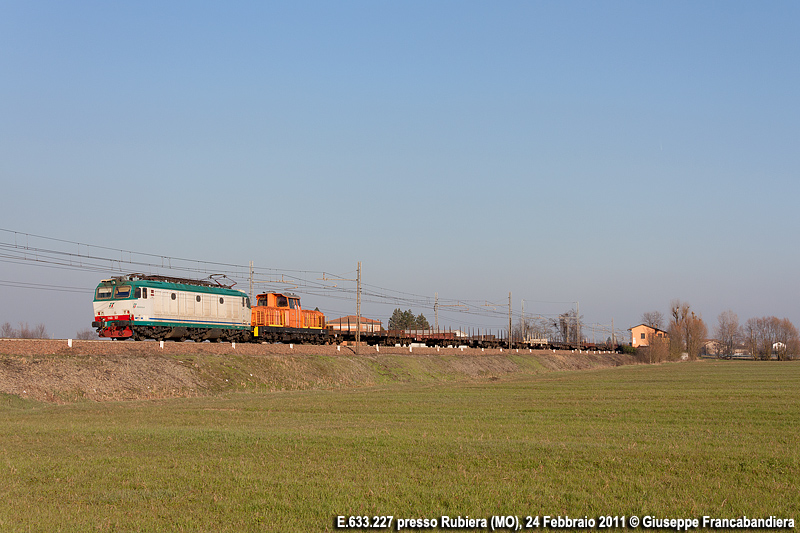 Treno Merci Trenitalia Cargo con Locomotiva Elettrica E633.227 Foto Giuseppe Francabandiera