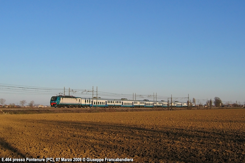 Treno Regionale Trenitalia con Locomotive Elettrica E464 Foto Giuseppe Francabandiera