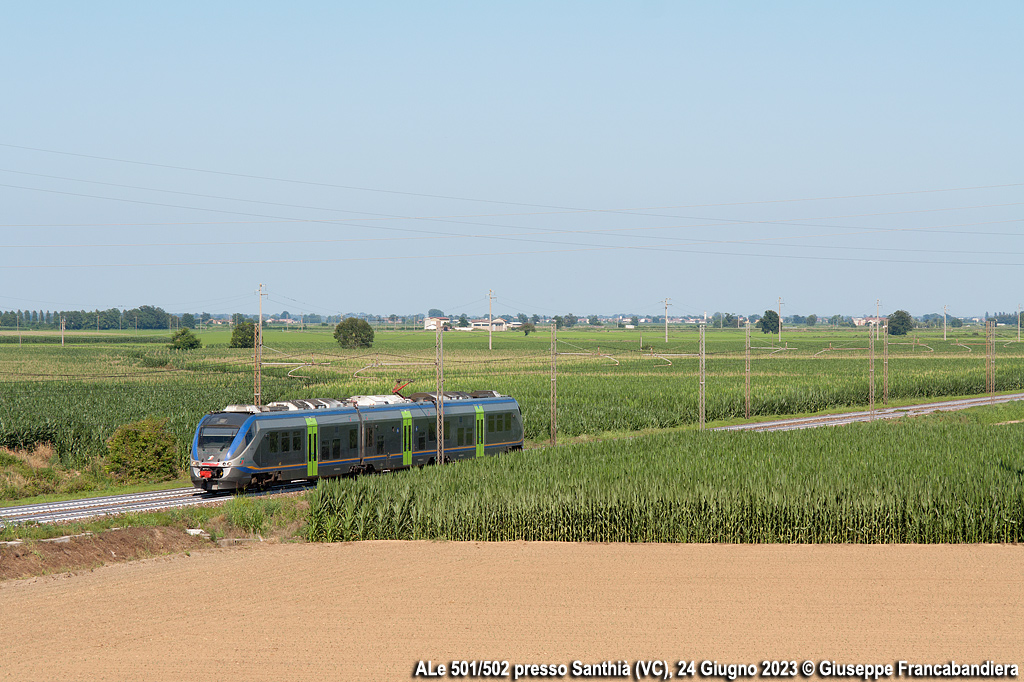 Treno Regionale Trenitalia con Elettrotreno ALe 501/502 Minuetto Foto Giuseppe Francabandiera