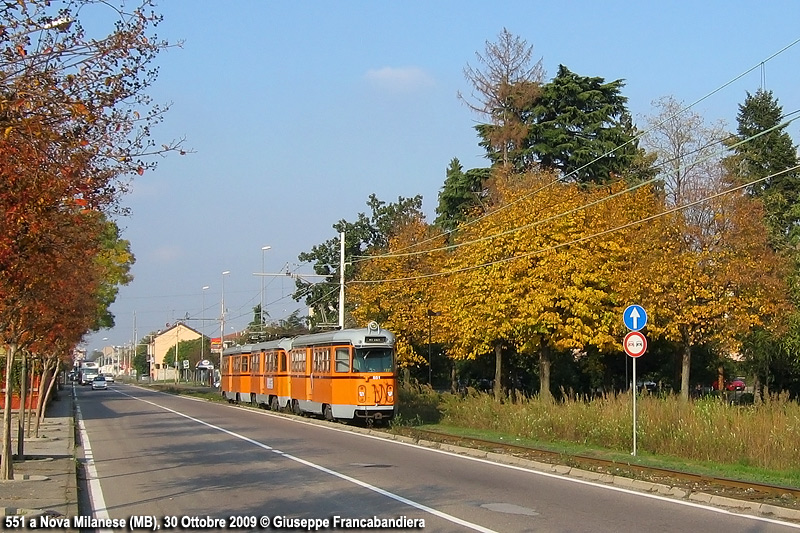 Tram Interurbano ATM con treno bloccato 551 Foto Giuseppe Francabandiera