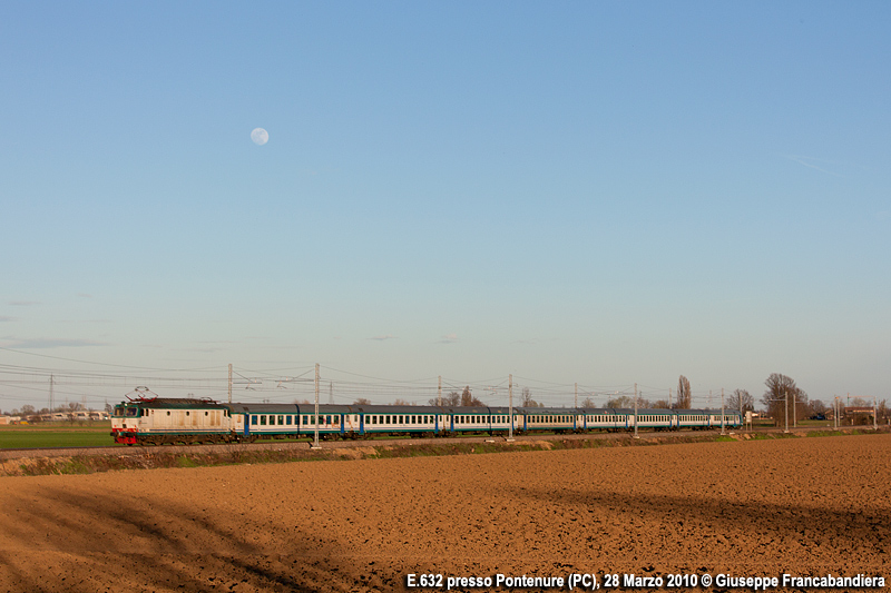 Treno Regionale Trenitalia con Locomotiva Elettrica E632 Tigre Foto Giuseppe Francabandiera