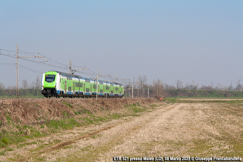 Treno Regionale Trenord con Elettrotreno ETR 521 Caravaggio Foto Giuseppe Francabandiera