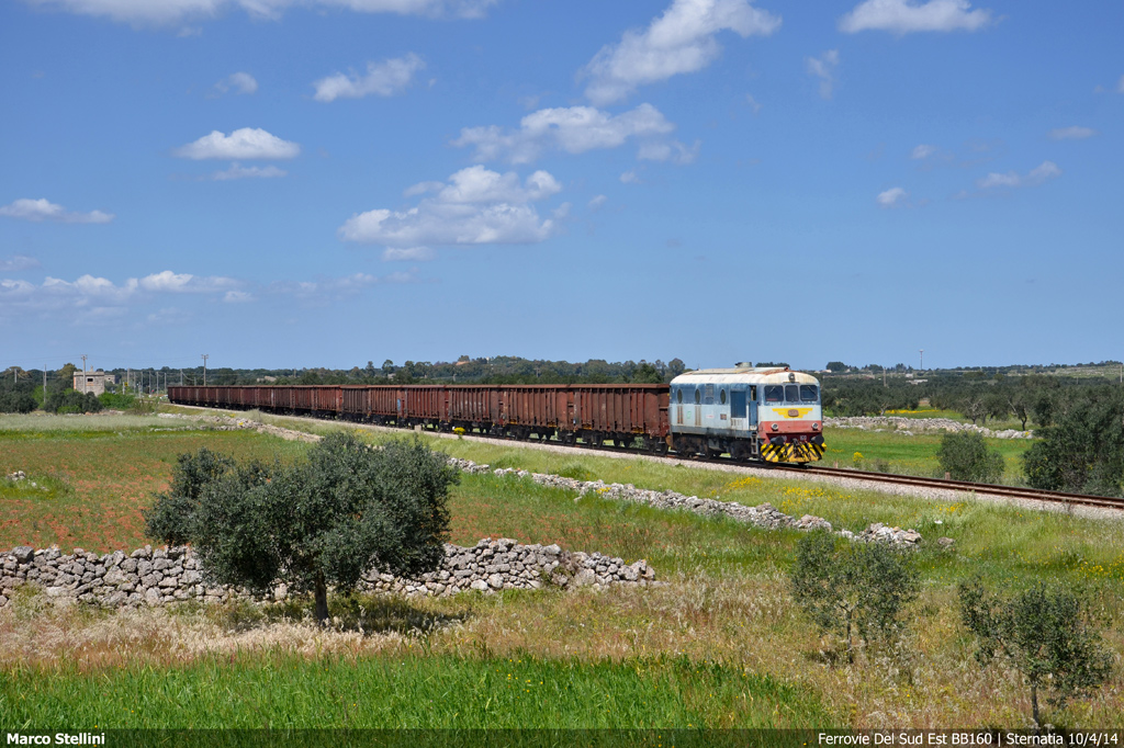 Treno Merci con Locomotiva Diesel BB.160 Ferrovie Sud Est FSE Foto Marco Stellini