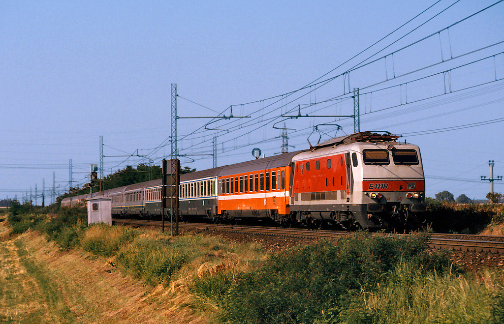 Treno Intercity FS con Locomotiva Elettrica E444.048 Foto Maurizio Messa