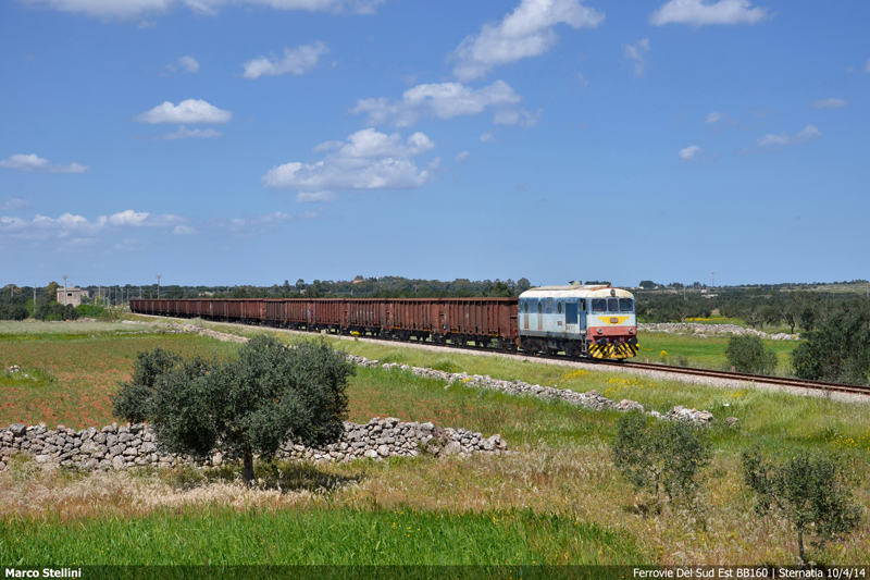 Treno Merci con Locomotiva Diesel BB.160 Ferrovie Sud Est FSE Foto Marco Stellini