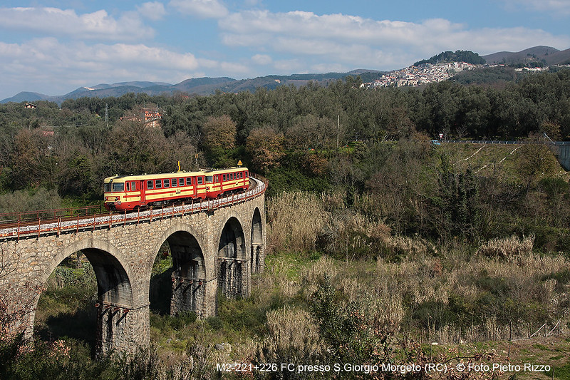 Treno Ferrovie della Calabria FC con Automotrice Diesel M2.221 M2.226 Foto Pietro Rizzo