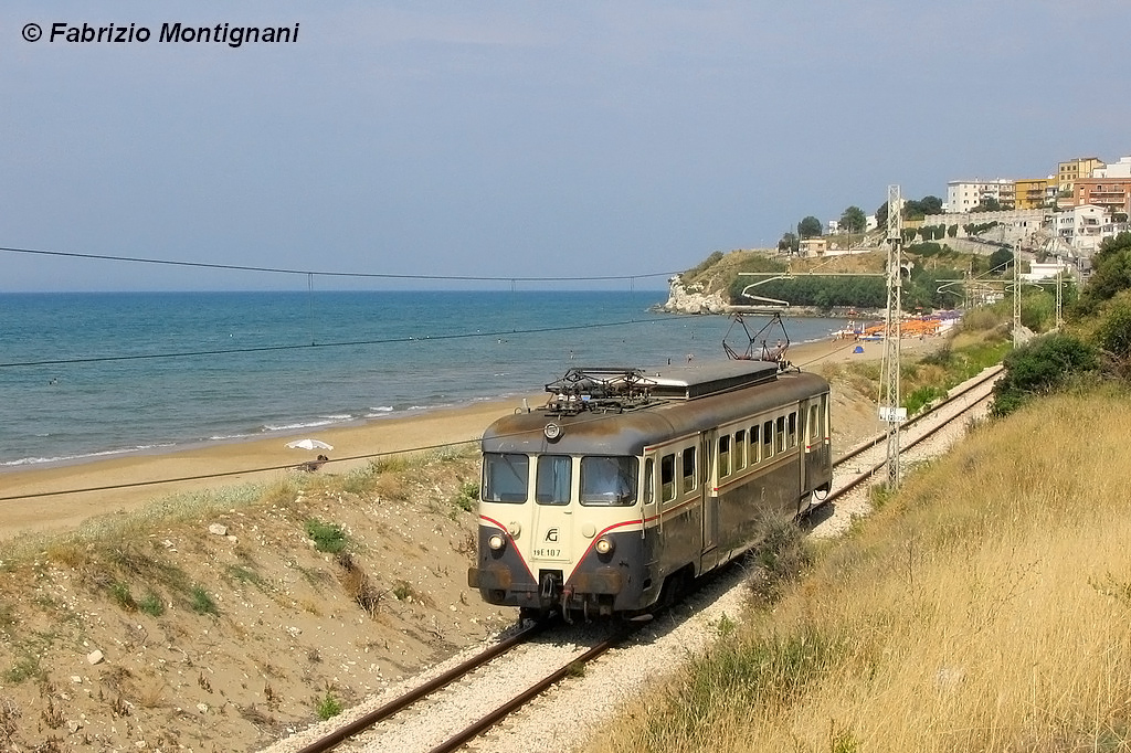 Treno Passeggeri Ferrovie del Gargano FG con Elettromotrice E107 Foto Fabrizio Montignani