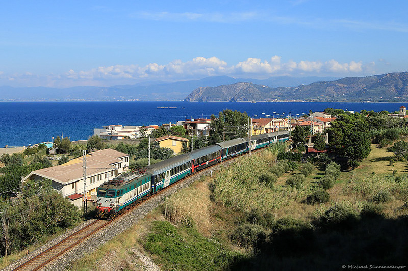 Treno Intecity Notte ICN Trenitalia con Locomotiva Elettrica E656.424 Foto Michael Simmendinger